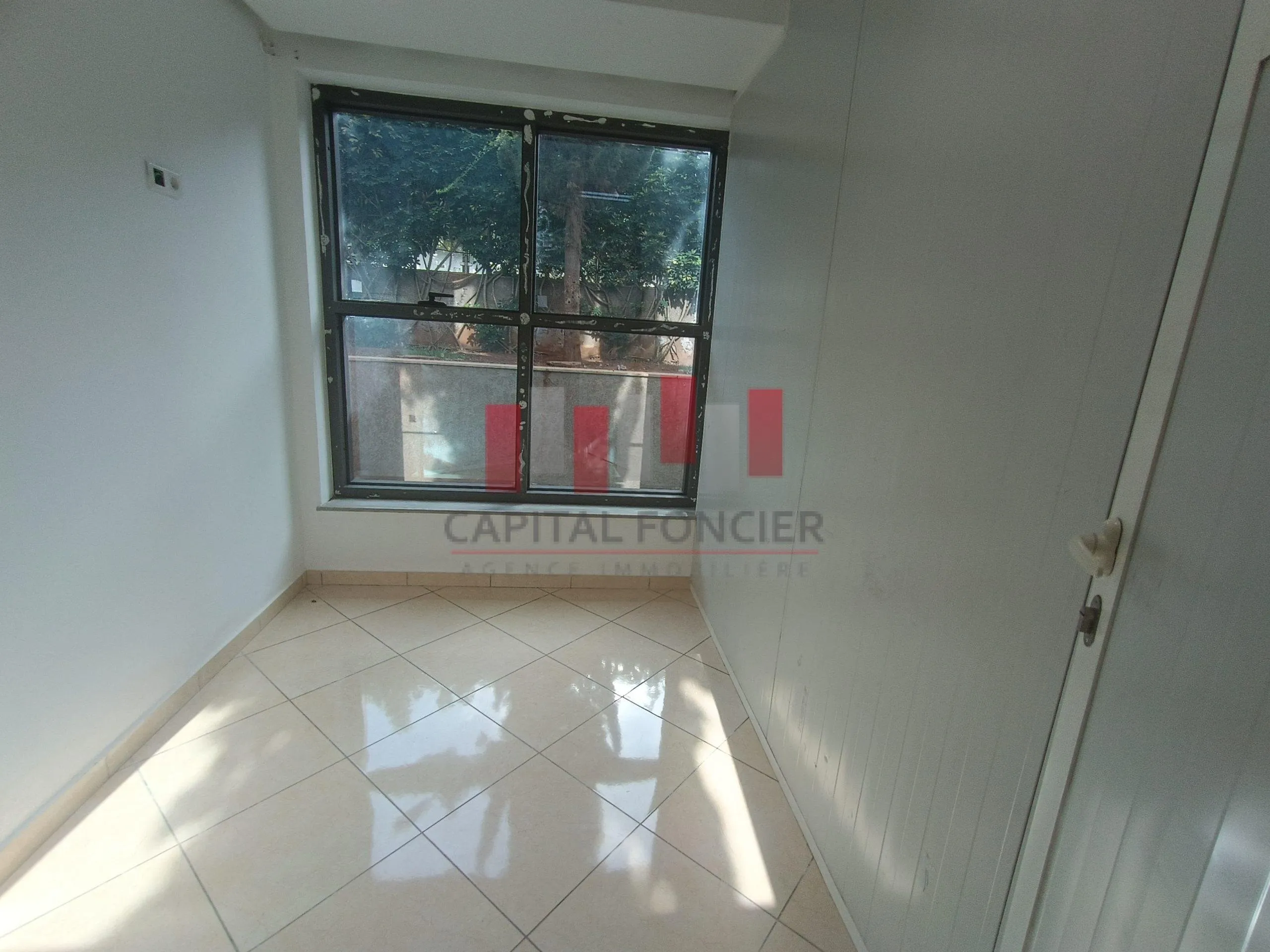 Rez-de-jardin villa professionnelle moderne de 130m2 à la location Oasis - الدار البيضاء (3)