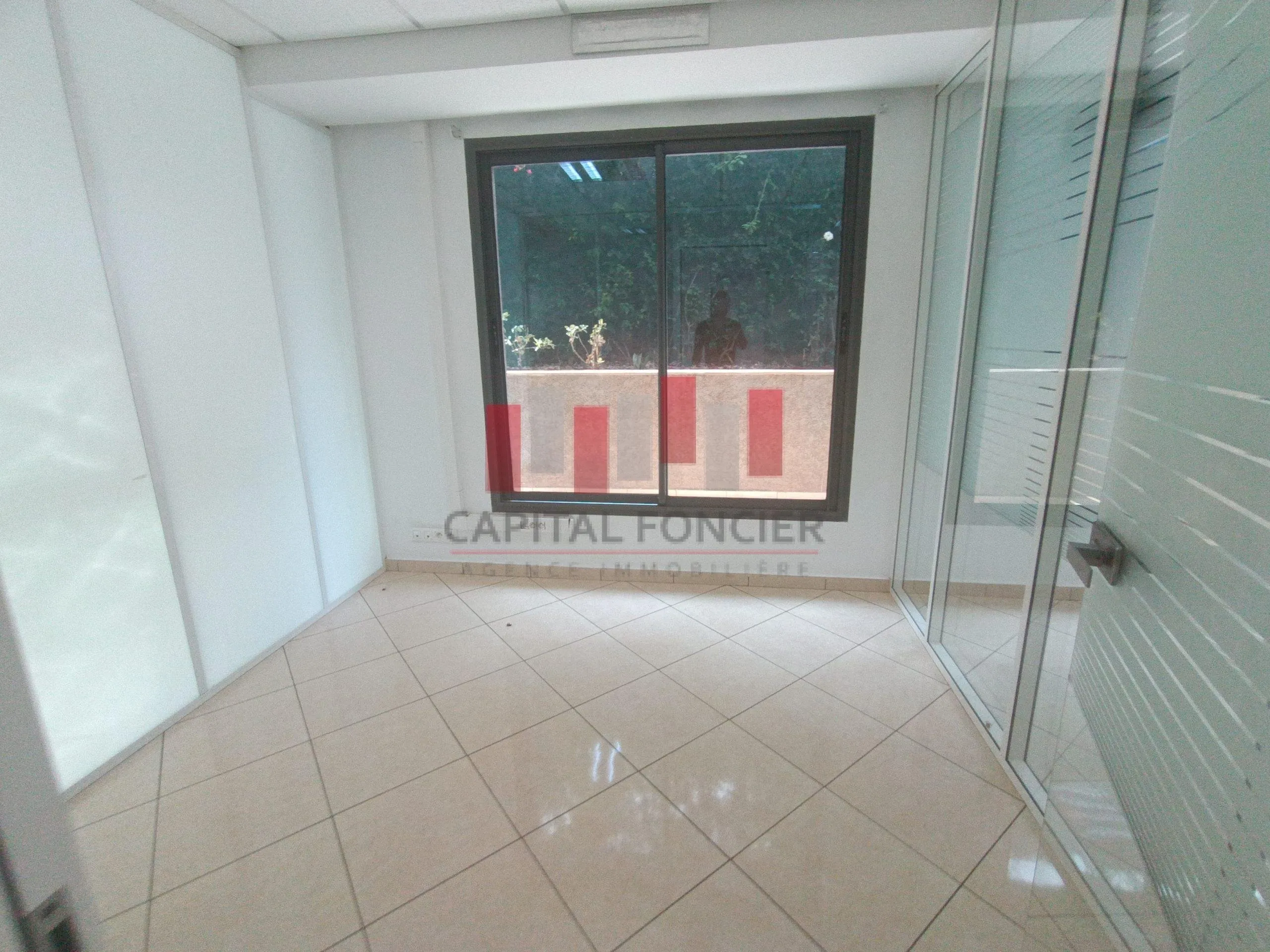 Rez-de-jardin villa professionnelle moderne de 130m2 à la location Oasis - الدار البيضاء (4)