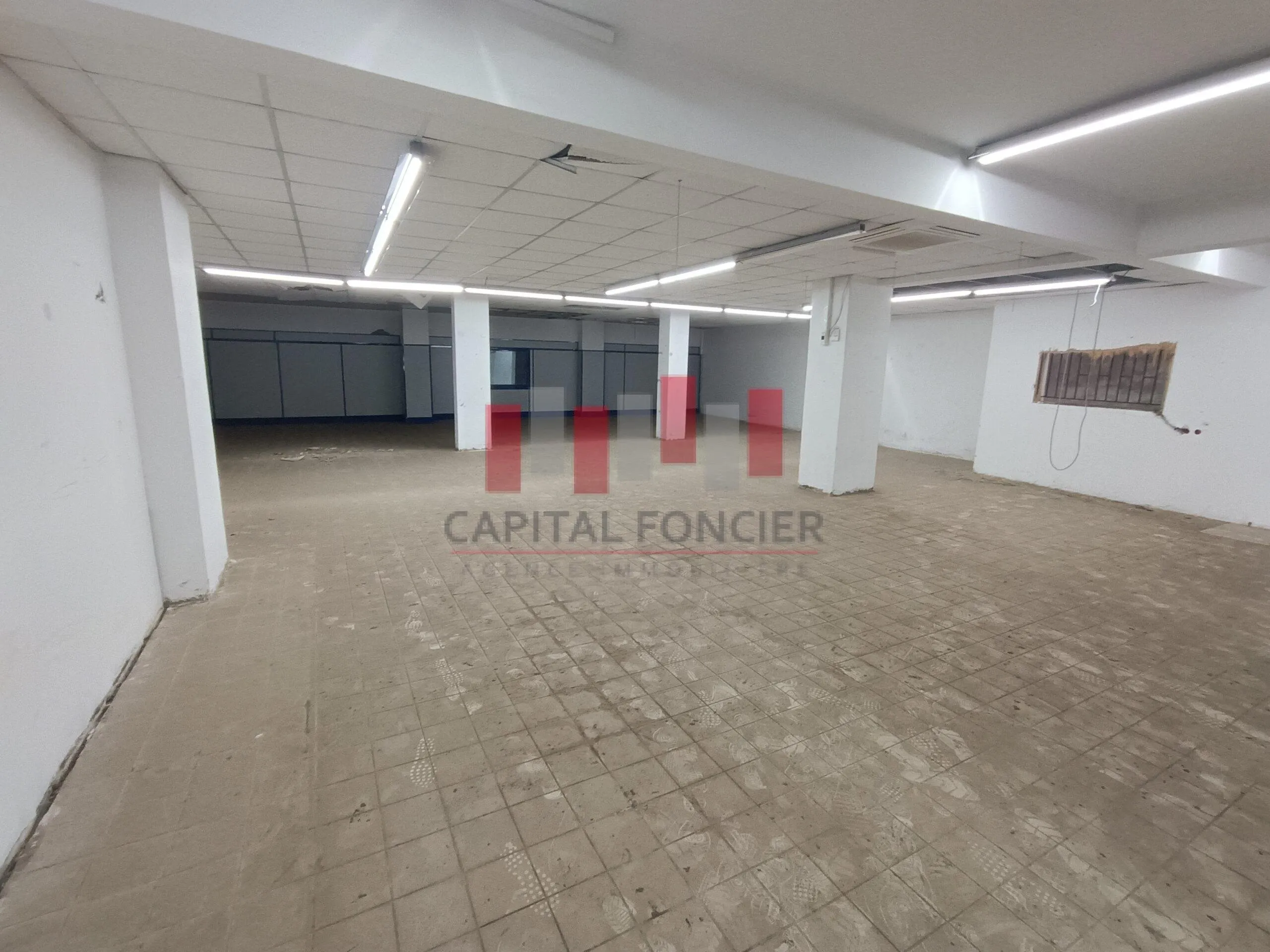 Local commercial de 1040m2 à la location Coté hôpital 20 Aout - الدار البيضاء (3)