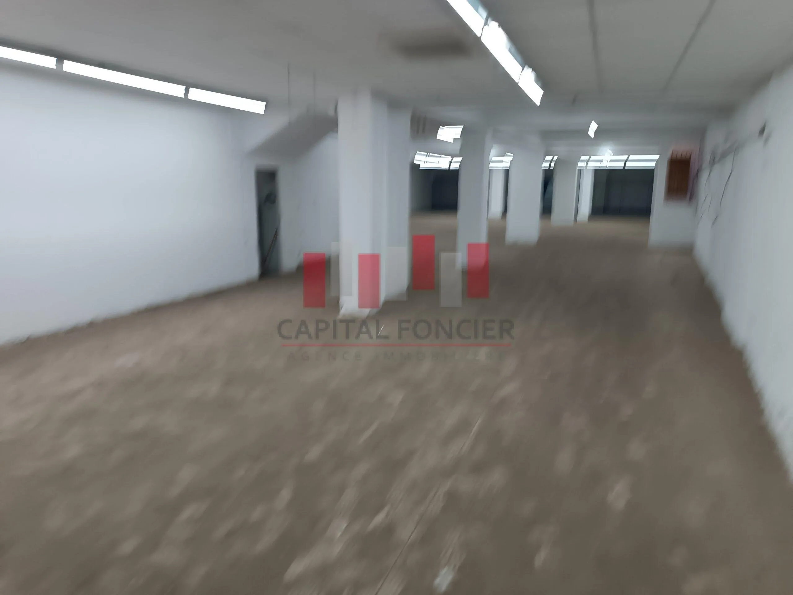 Local commercial de 1040m2 à la location Coté hôpital 20 Aout - الدار البيضاء (2)
