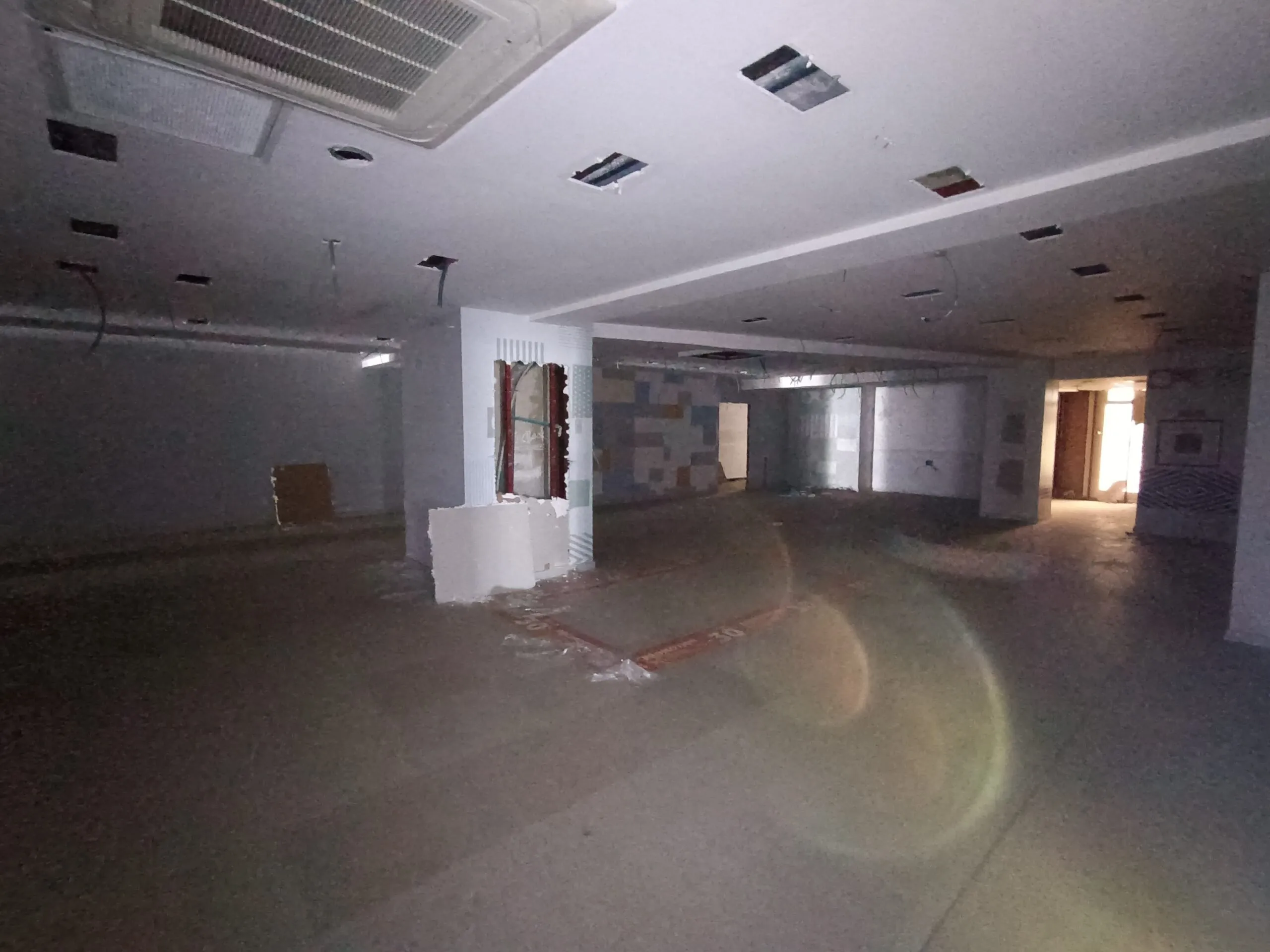 Local commercial de 700m2 à la location en plein Bd Abdelmoumen - الدار البيضاء