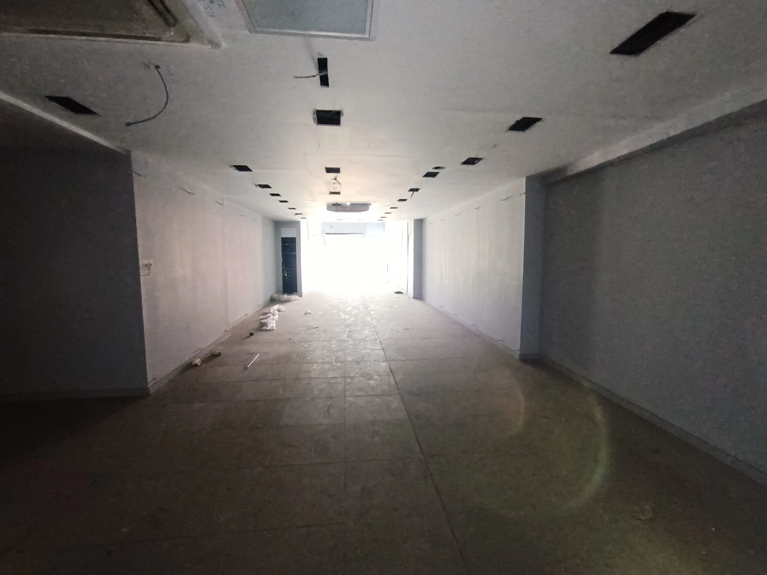 Local commercial de 700m2 à la location en plein Bd Abdelmoumen - الدار البيضاء (3)