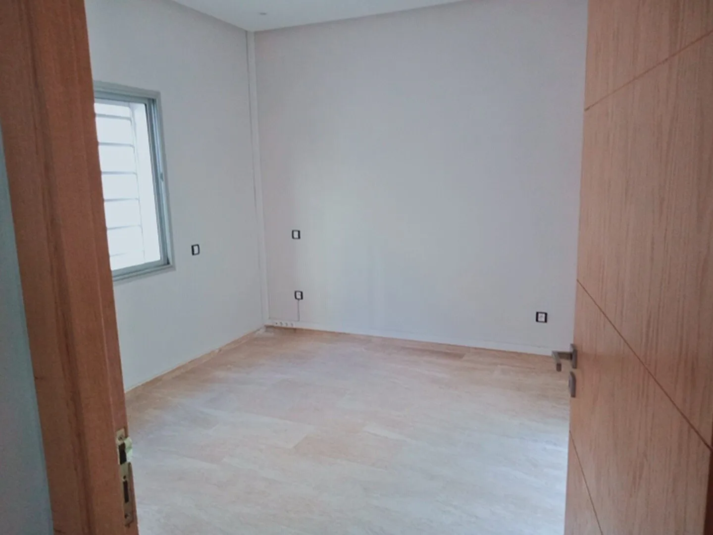 Local commercial à louer à Hay riad Rabat 230m2 - الرباط (2)