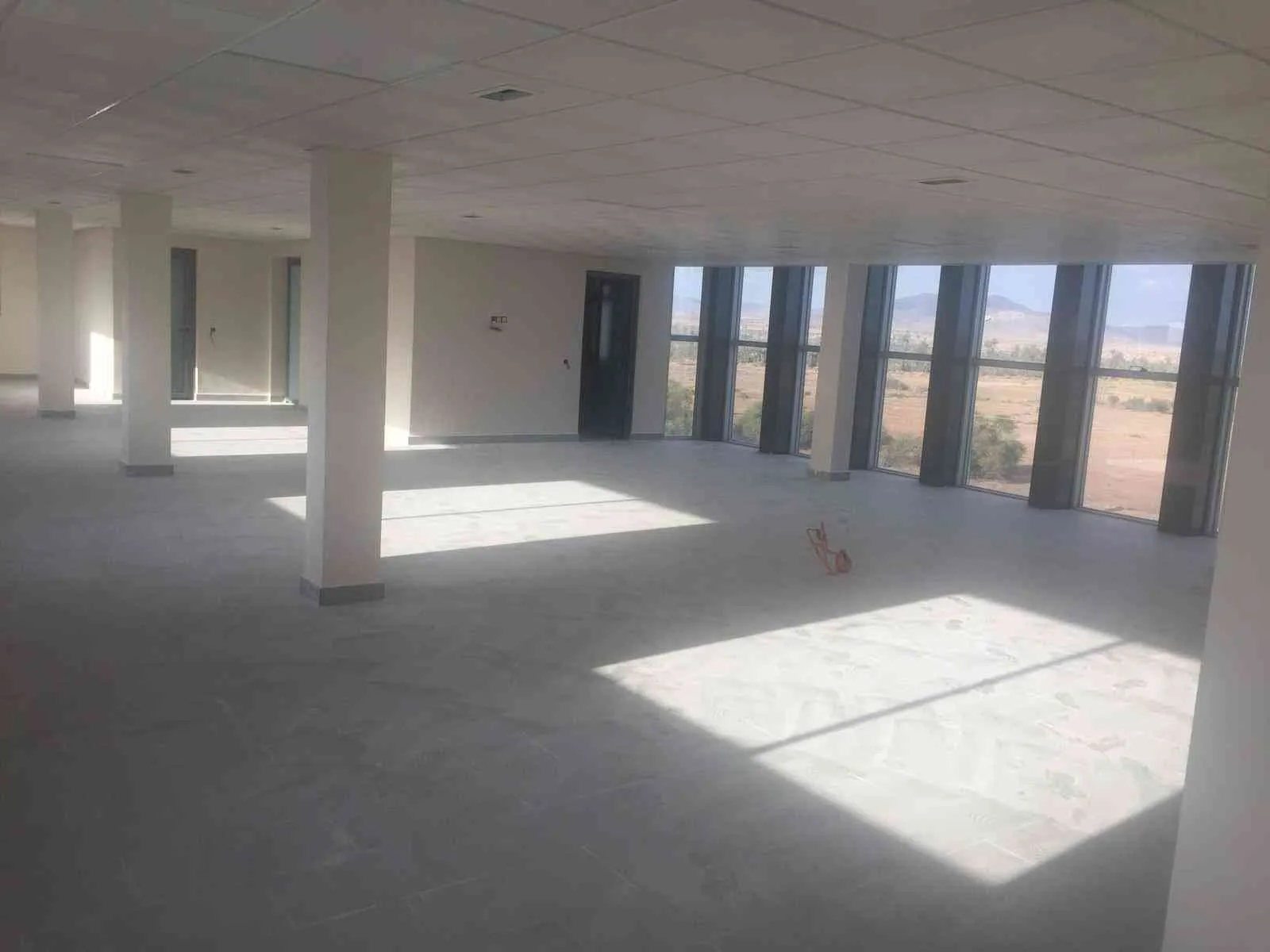 Immeuble en location de 1780 m2 dans la zone industrielle Sidi Ghanem - مراكش (3)