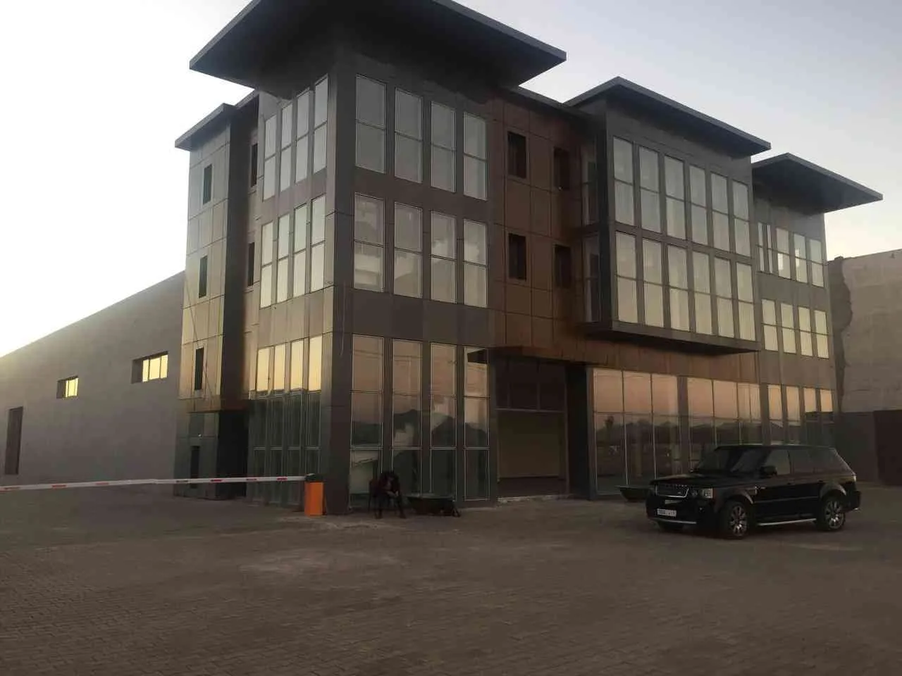 Immeuble en location de 1780 m2 dans la zone industrielle Sidi Ghanem - مراكش
