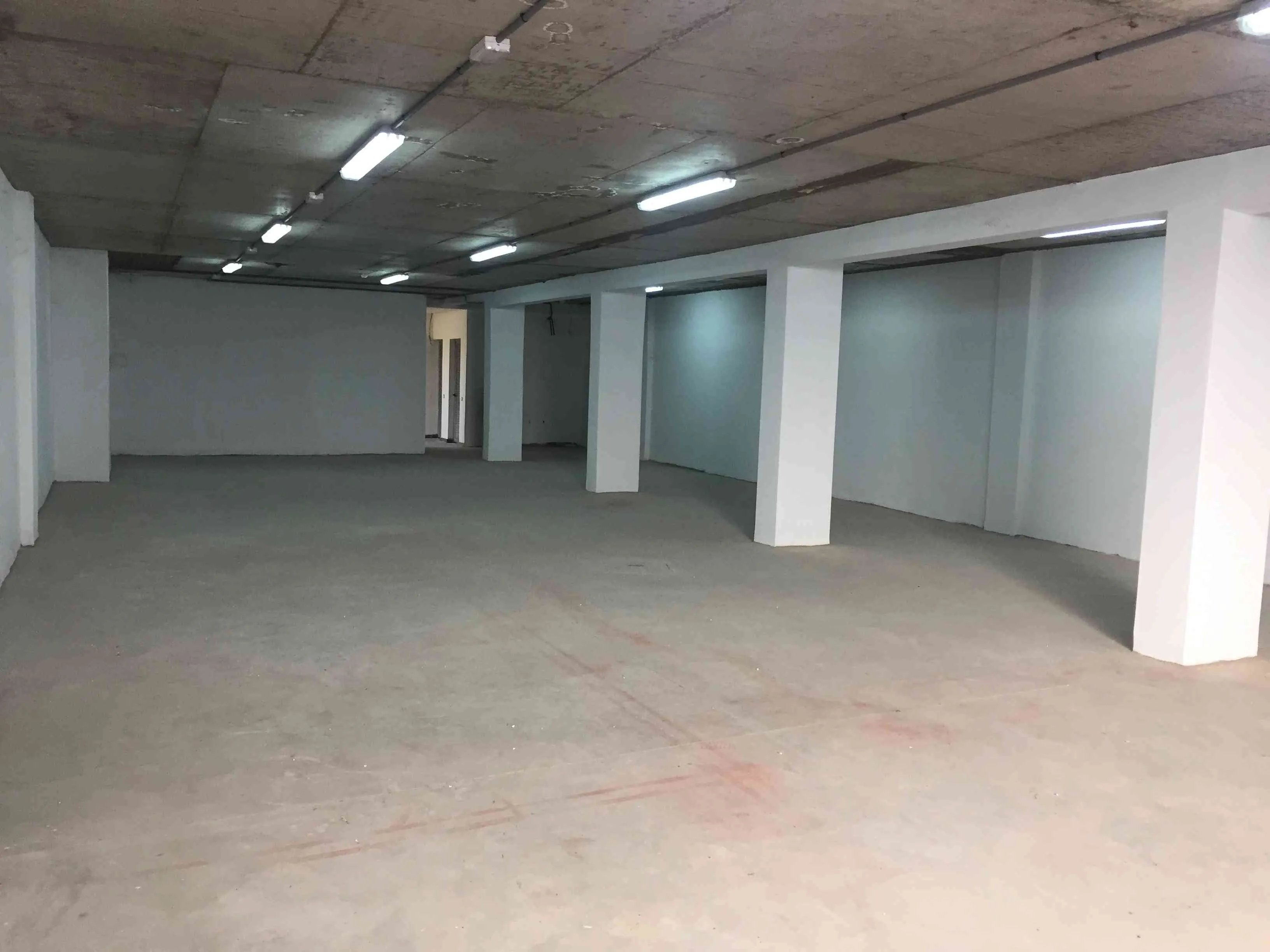 Immeuble en location de 1780 m2 dans la zone industrielle Sidi Ghanem - مراكش (2)