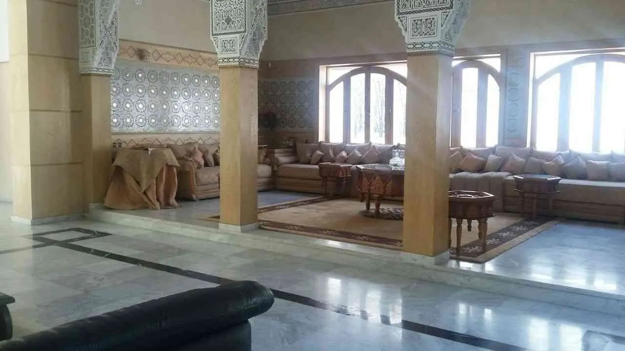 villa habitable é commercial 470 m2 vide longs champs - الدار البيضاء