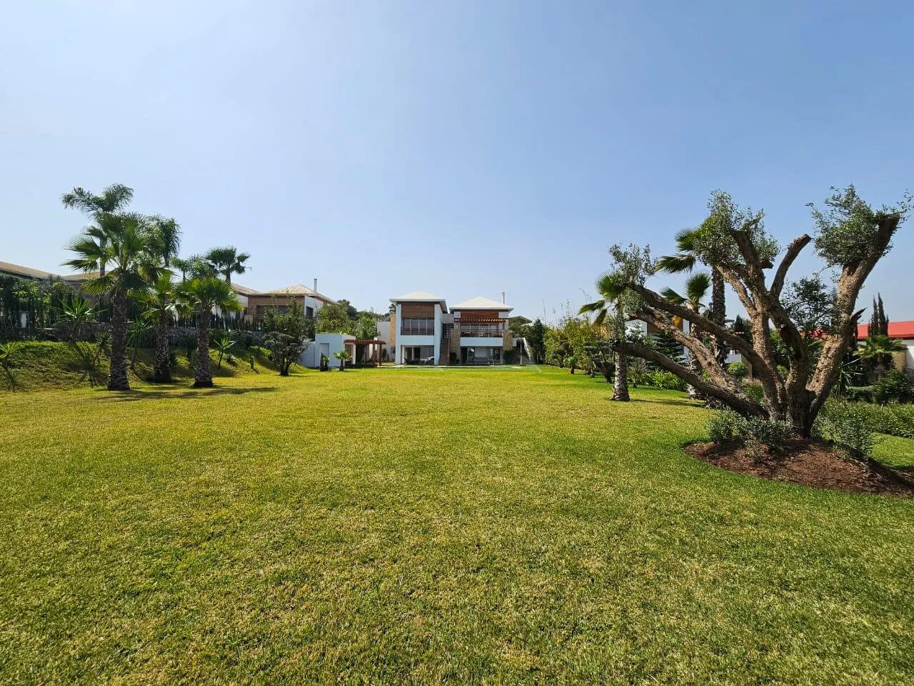 VENTE VILLA DE PRESTIGE ISOLÉE EN FRONT DE GOLF – CGI 3 CH - بوسكورة