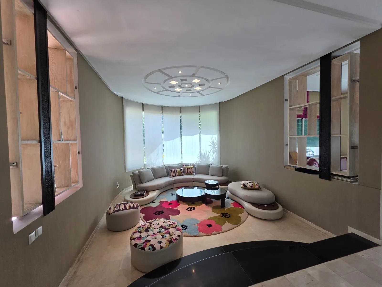 Villa bien située à la location  à usage commercial - الرباط (2)
