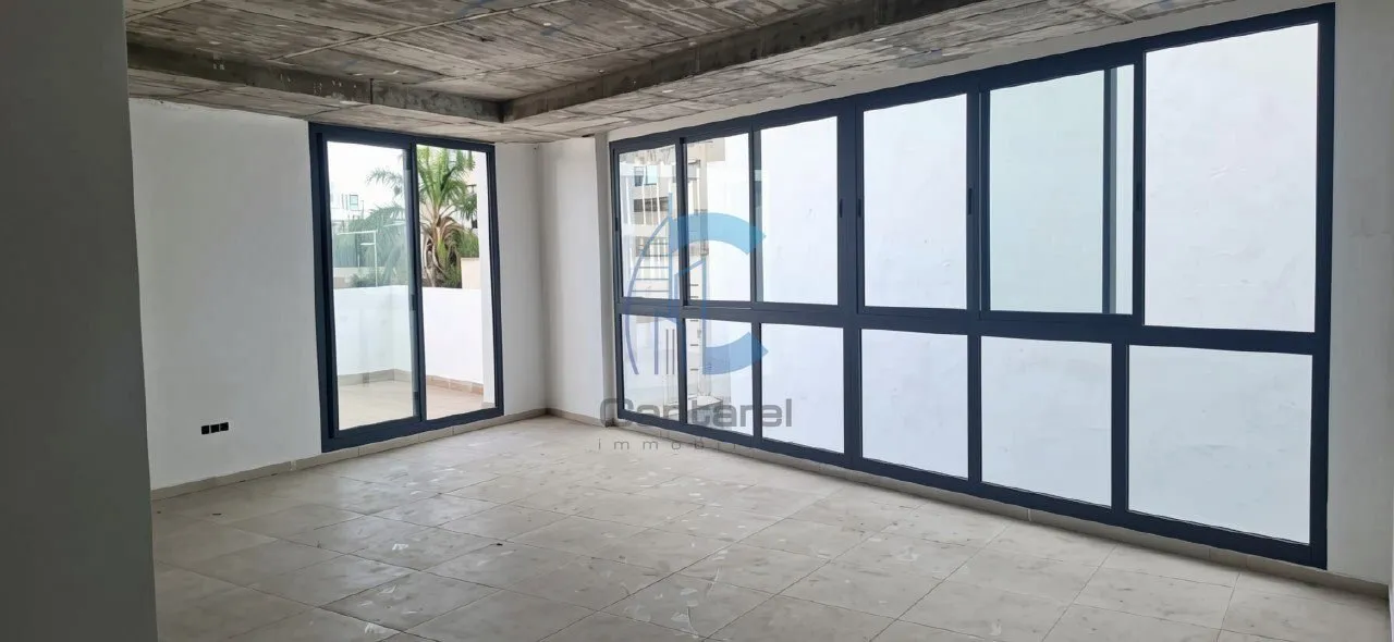 Bureau neuf avec terrasse à louer à Oasis – 67 m² - الدار البيضاء