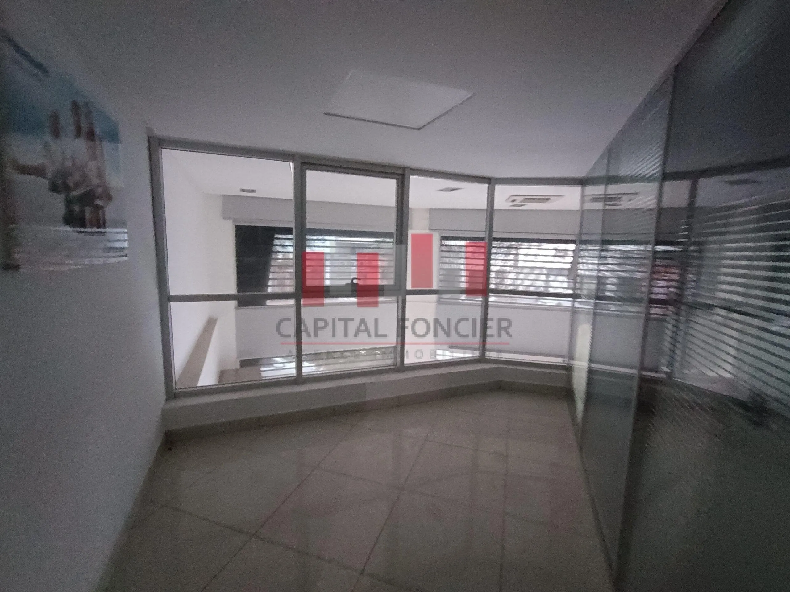 Local commercial de 219m2 à la location avec une excellente visibilité à Racine - الدار البيضاء (3)