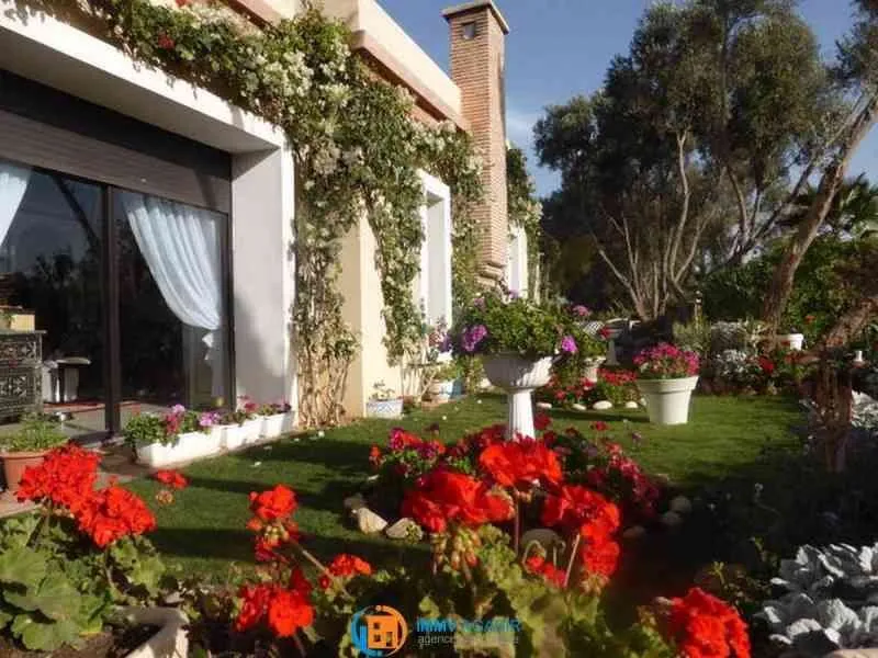 Villa de120 m2 de plains pied avec piscine chauffée sur terrain de 500m2 dans résidence de haut stan - طنجة