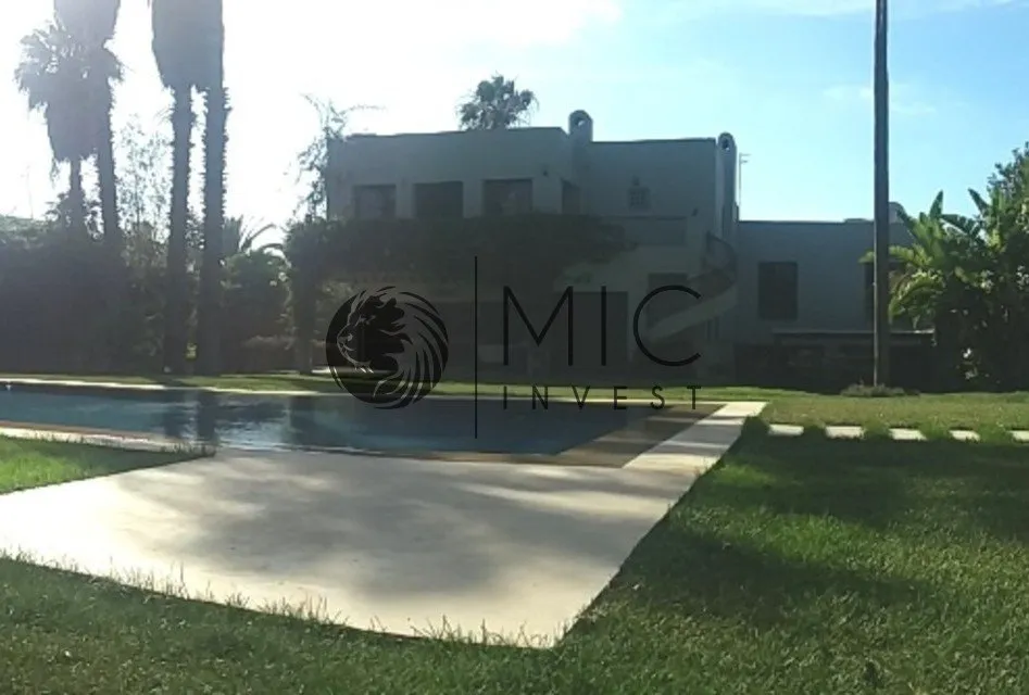 VILLA DANS EXCEPTIONNEL PARC DE 1.800 M² IDÉALEMENT SITUÉ - الدار البيضاء